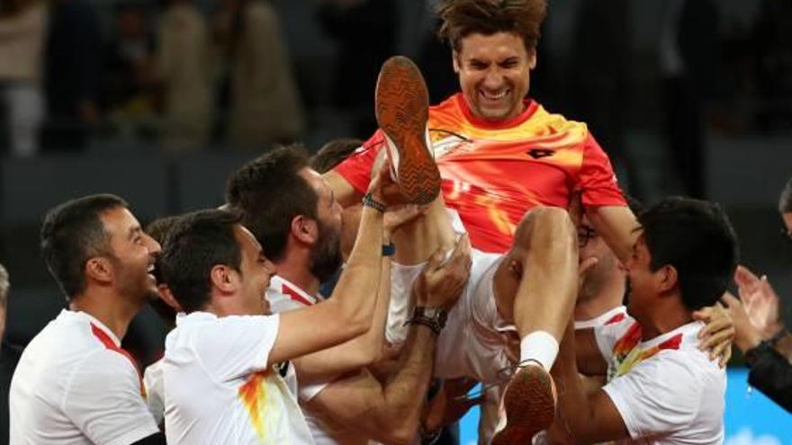 David Ferrer, manteado en su despedida en el Madrid Open.