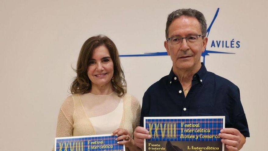 Yolanda Alonso y Juan Casas, con los carteles del Intercéltico.