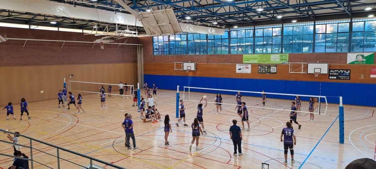 Esportistes del CV Berga fent tocs de pilota un cop finalitzada la seva presentació com a nou equip de la FCVb