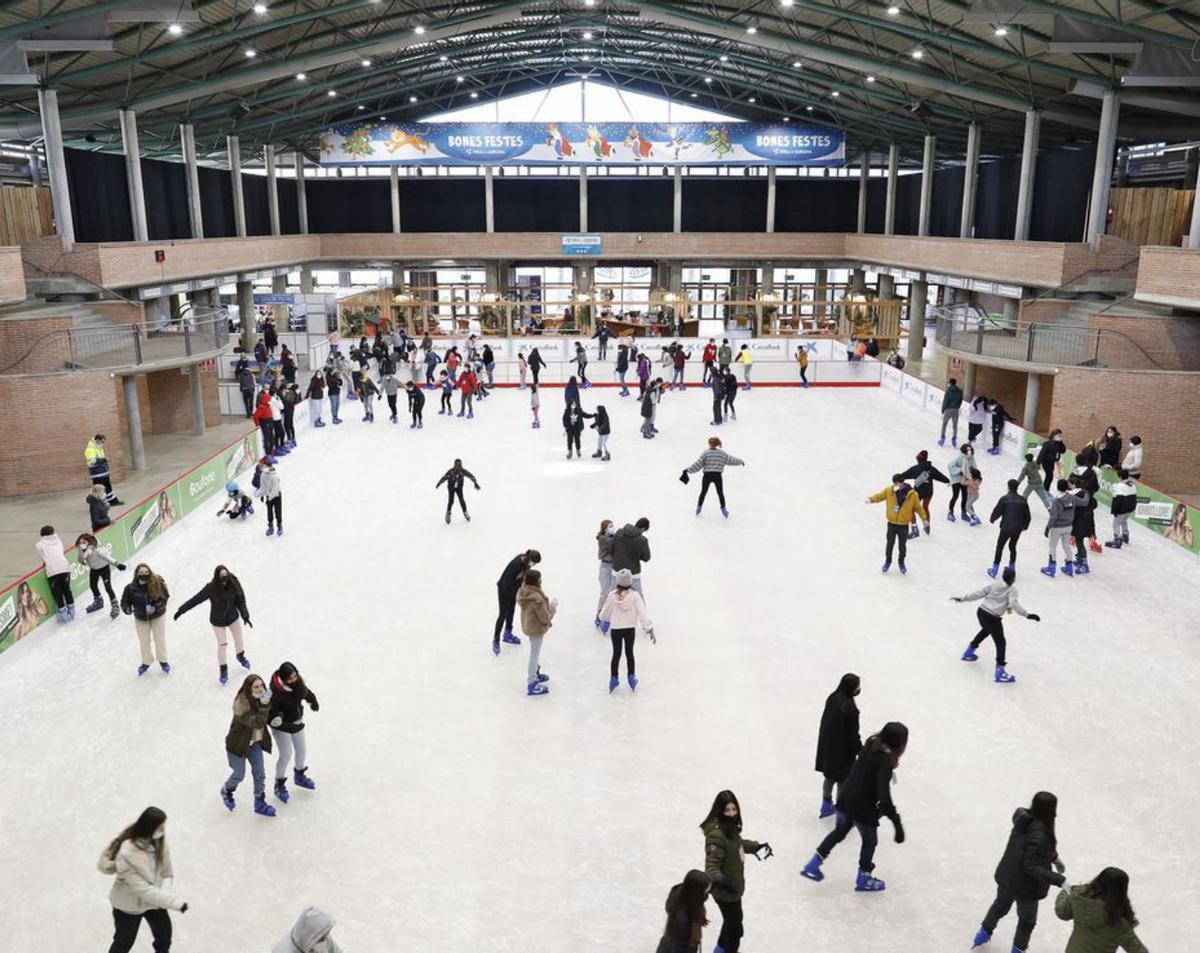 Visitants a la pista de gel durant l’edició d’enguany