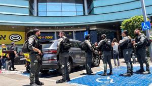 Policía fronteriza israelí frente a un centro comercial tras un ataque con arma blanca en Karmiel, en el norte de Israel, el 3 de julio de 2024.