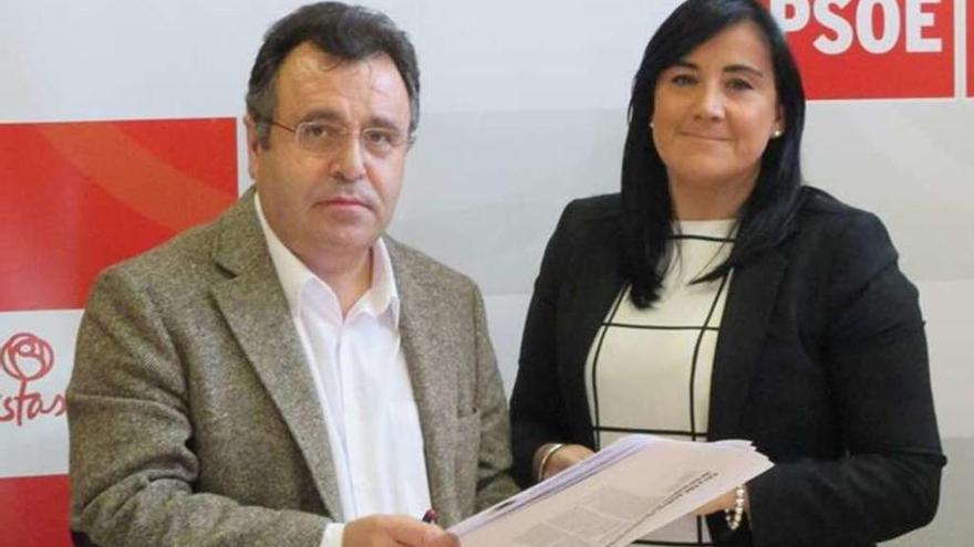 Los procuradores José Ignacio Martín Benito y Ana Sánchez con la proposición registrada en las Cortes.