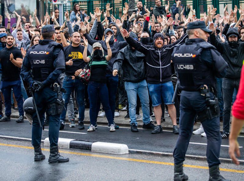 9 d'Octubre: Tensión en las manifestaciones en el centro de València