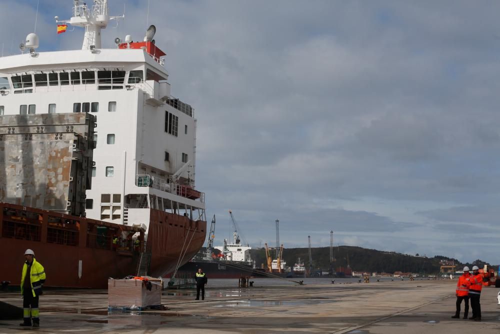 Carga de piezas destinadas al parque flotante marino Wikinger en el Muelle de Valliniello.