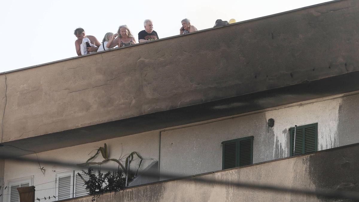 Menschen flüchten aufs Dach: Die Bilder vom Brand in s’Arenal