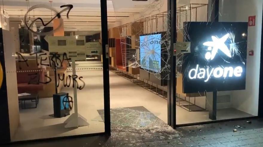 Destrozos en la sede de Caixabank de la Diagonal de Barcelona por la manifestación tras la detención de Hasél, este martes