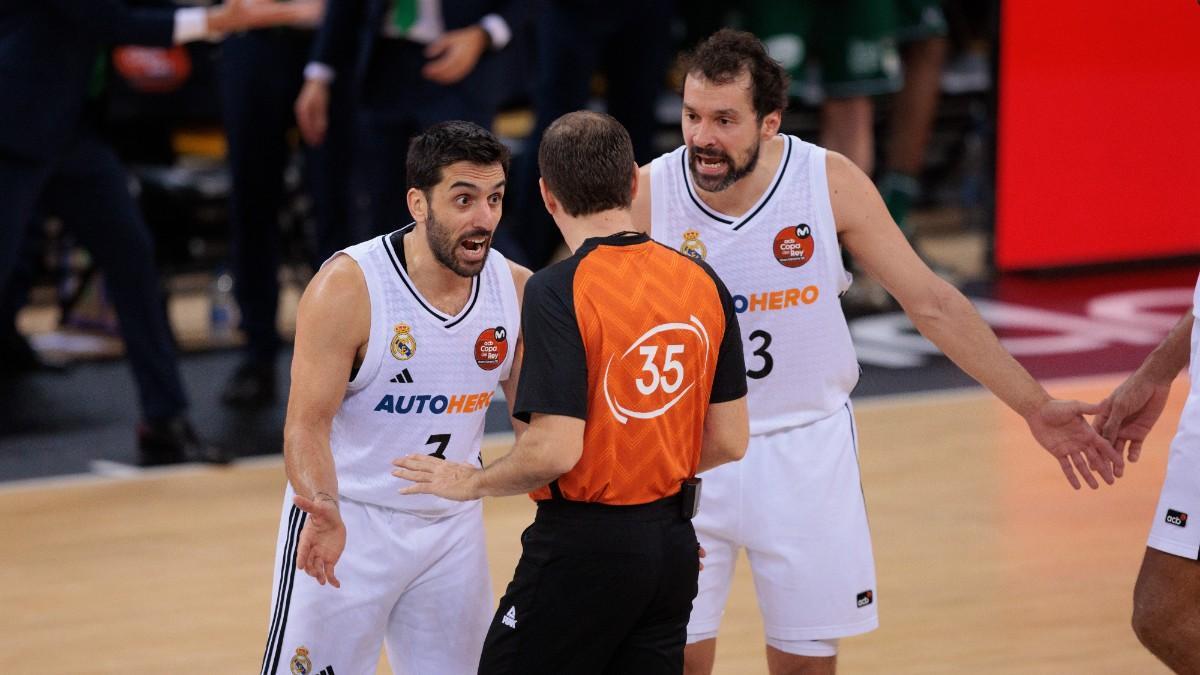 Sergio Llull y Facundo Campazzo protestan una decisión arbitral