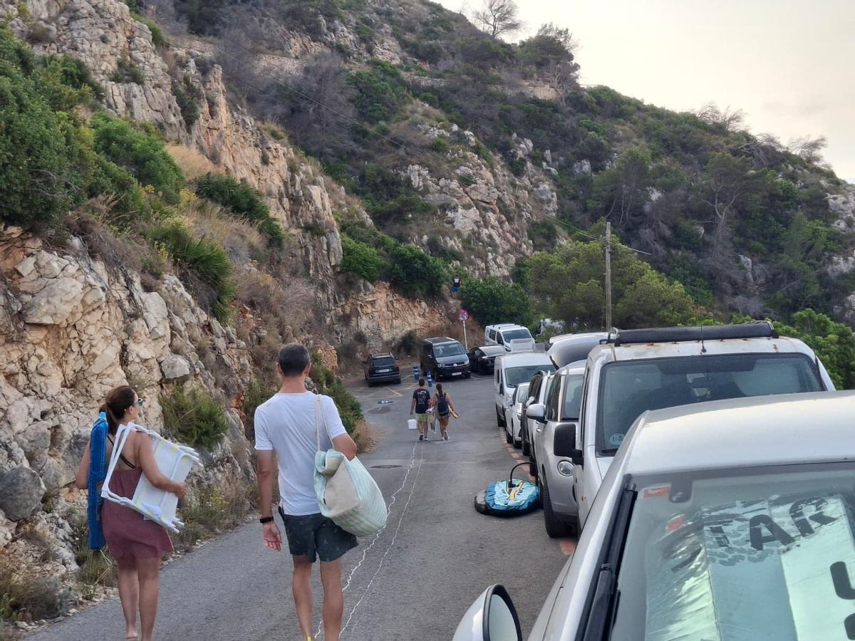 Primera hora del día y los madrugadores bañistas ya han aparcado y bajan a la cala de la Granadella
