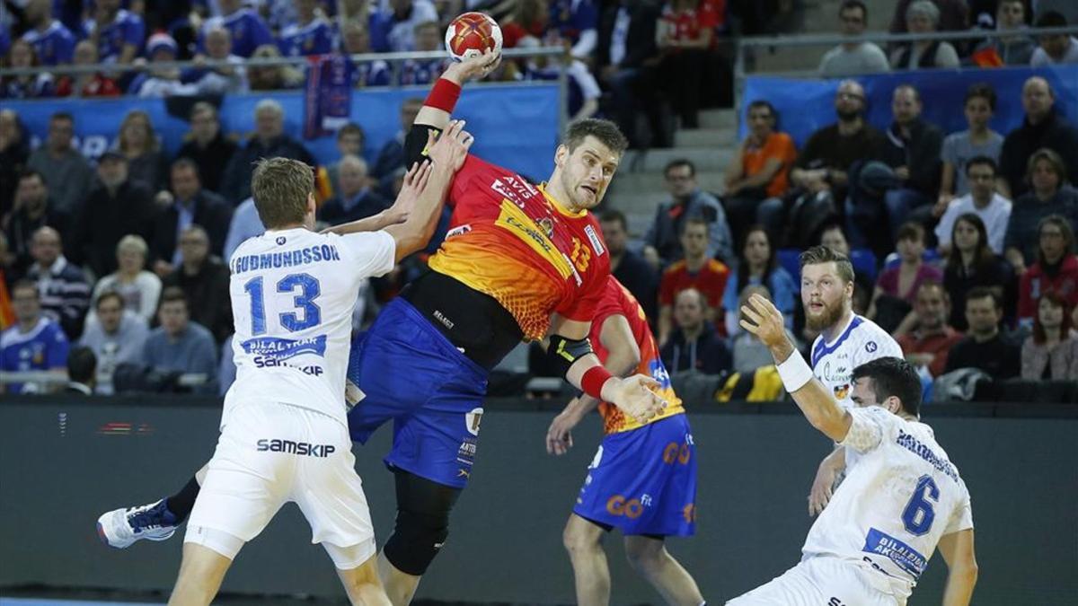 Aginagalde intenta el disparo ante Islandia en el debut de España en el Mundial