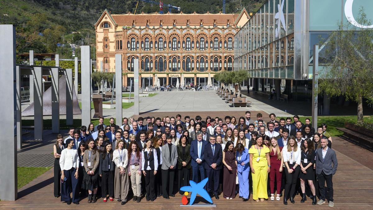 Foto familia de los beneficiados por las becas de la fundación junto a Josep Maria Coronas, director general de la entidad