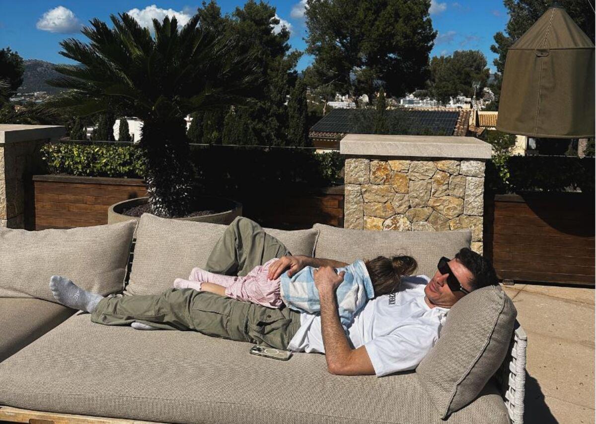 Robert Lewandowski tomando el sol en casa con su hija Laura