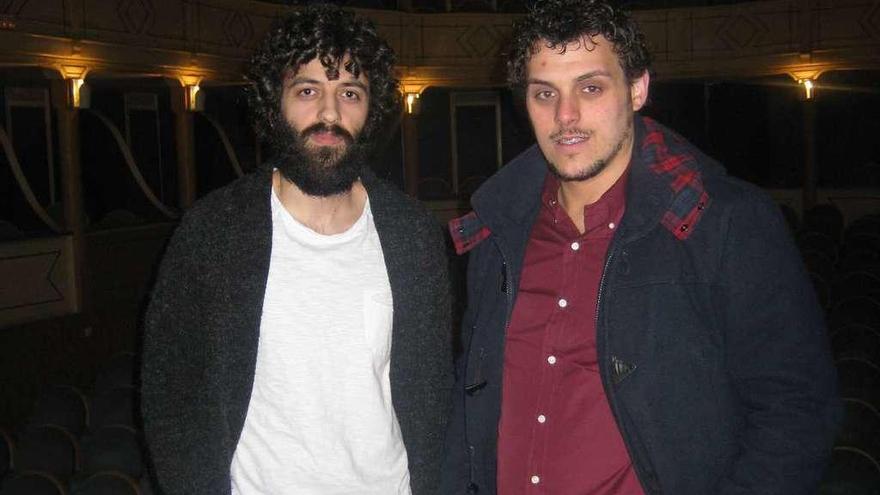 José María Esbec (izquierda) posa junto al alcalde, Tomás del Bien, en el Teatro Latorre.