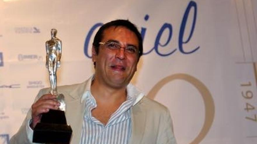 El distribuidor de cine Jesús Magaña posa tras recibir el Ariel en Ciudad de México, en la categoría de mejor Película Iberoamericana obtenido por el largometraje argentino &quot;XXY&quot; de la directora Lucía Puenzo,