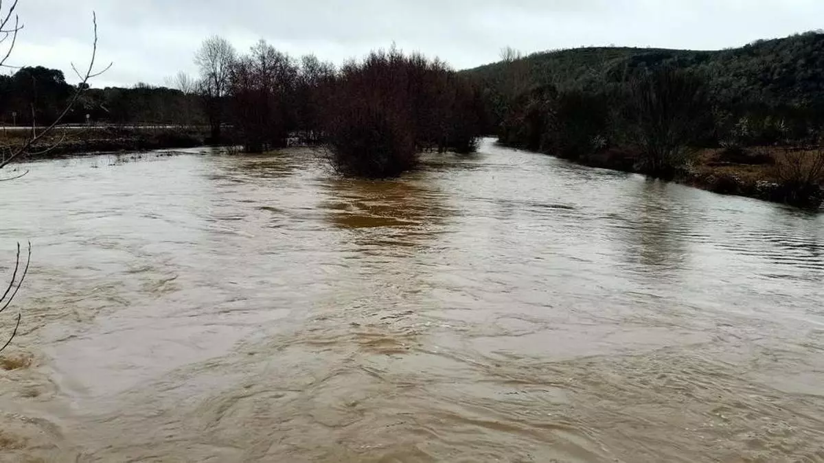 El río Frío vuelve a desbordarse a su paso por Valer