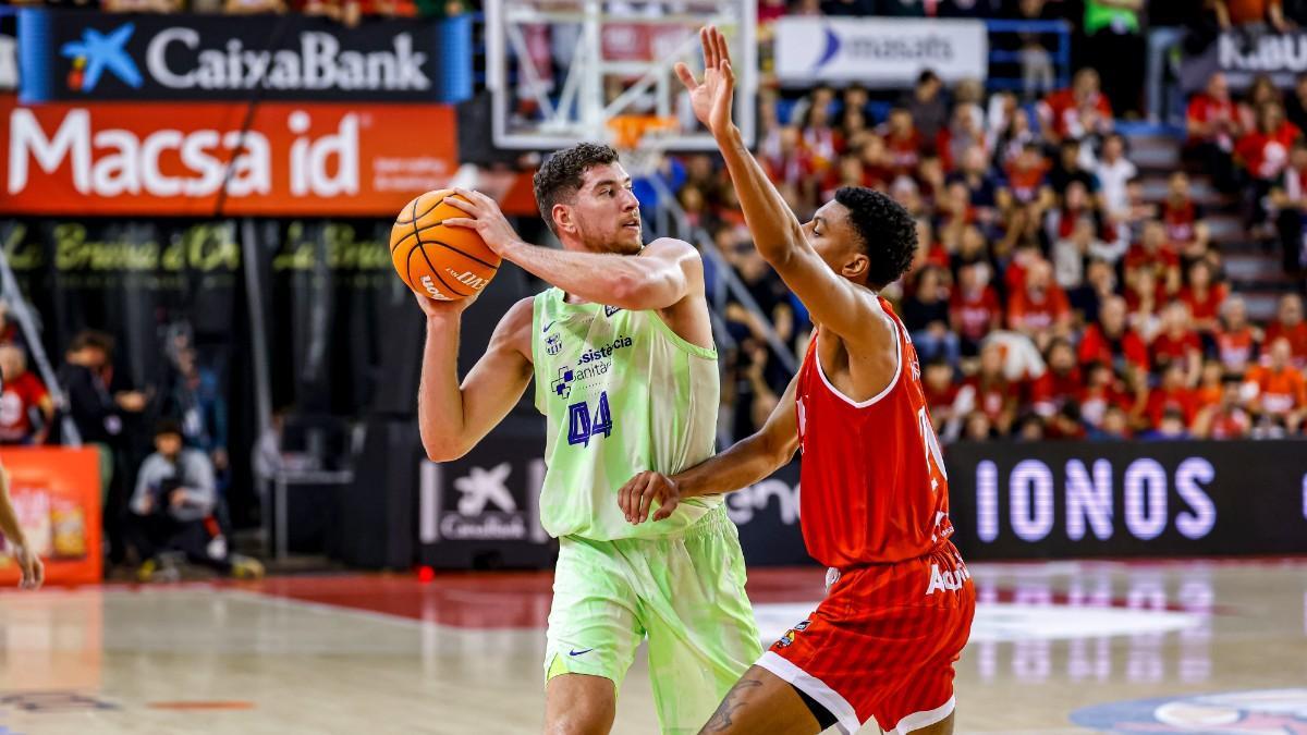 Joel Parra y Derrick Alston Jr., en el partido de la primera vuelta