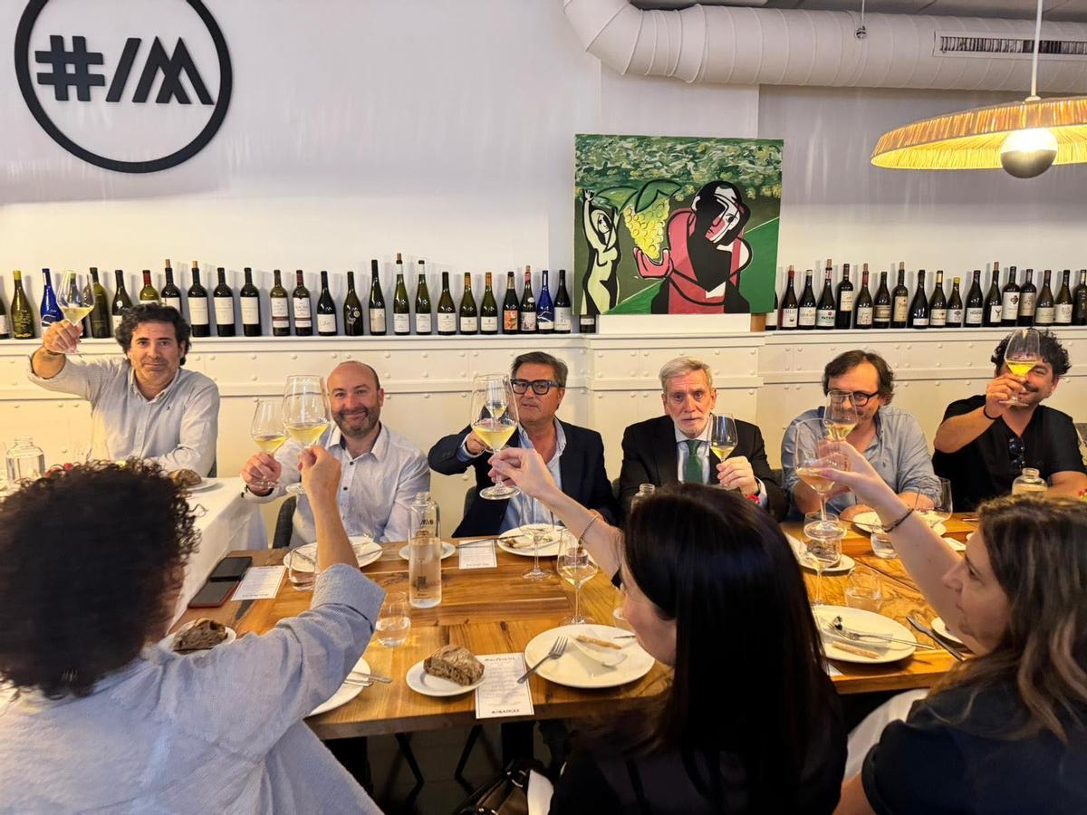 Momento del brindis realizado durante la comida que el Consejo Regulador de la D.O. Rías Baixas celebró este miércoles con los periodistas de Vigo.