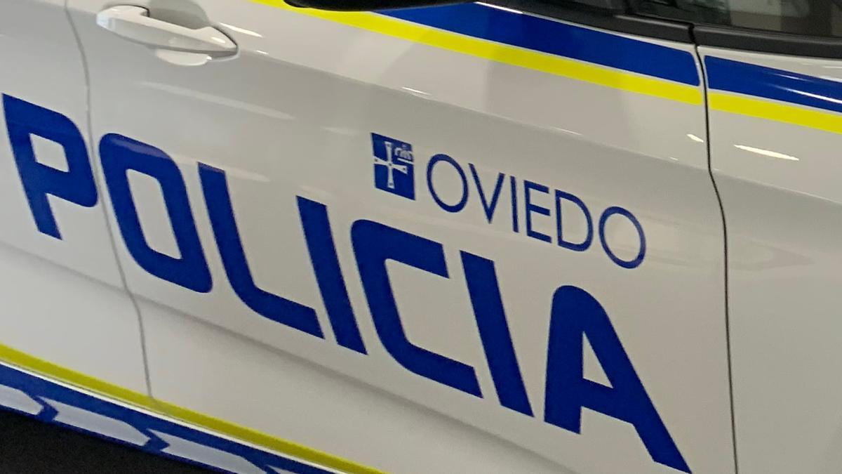 Un coche de la Policía Local de Oviedo.