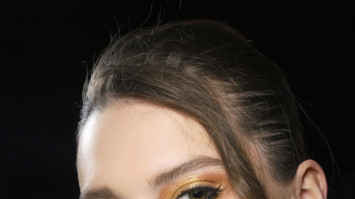 Maquillaje de ojos dorado en el desfile de Cowan