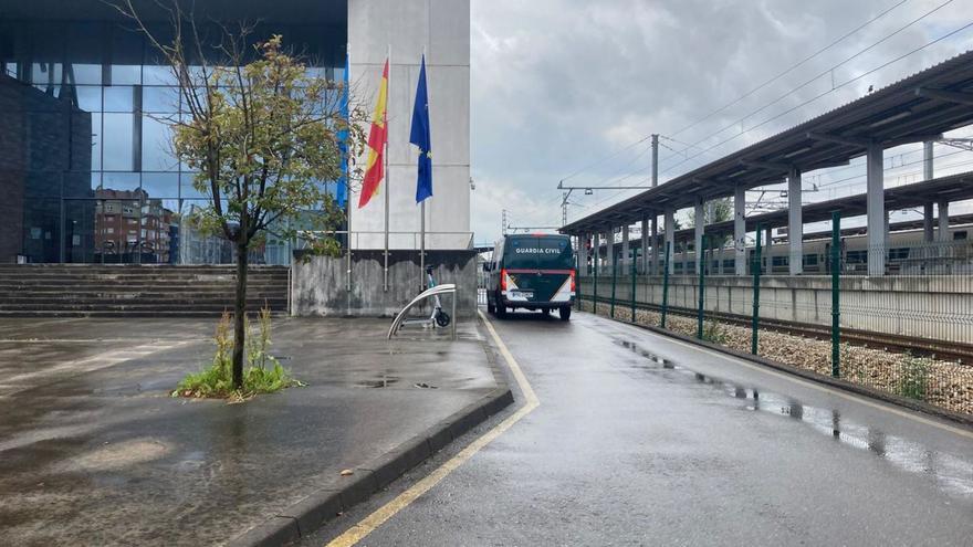 Un furgón de la Guardia Civil, accediendo ayer a los calabozos del Palacio de Justicia.