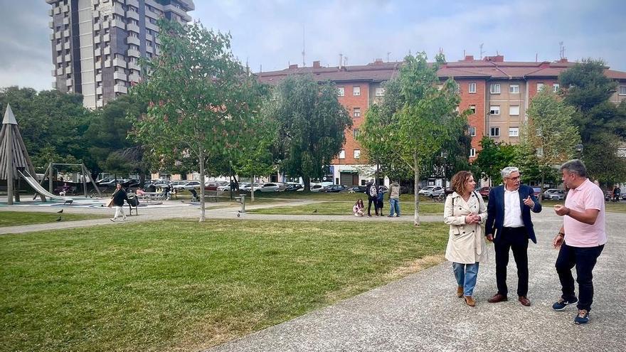 El candidato del PSOE a la Alcaldía plantea cubrir seis parques infantiles, uno por cada distrito de Gijón,