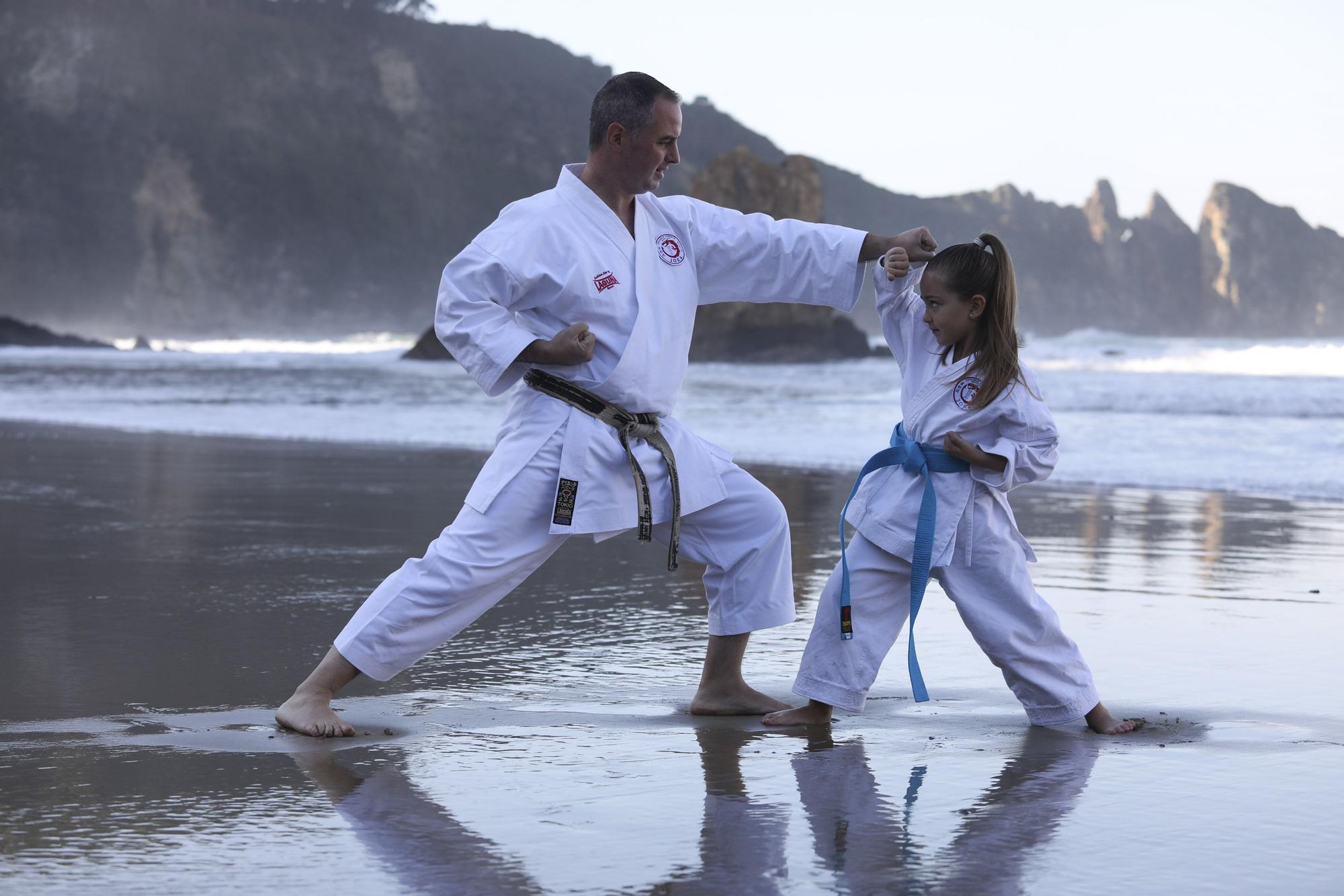 Joel y Chloe, en la playa de Aguilar