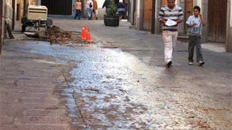 Derroche de agua por avería en la calle Blanca