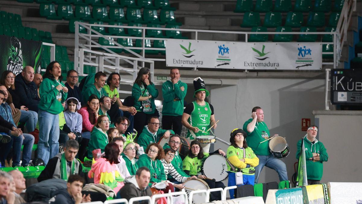 Peñistas del Cáceres durante un partido.
