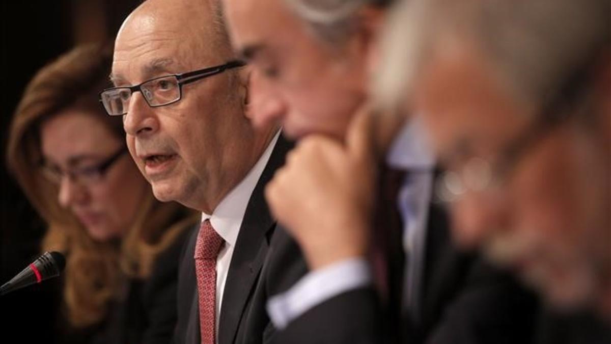 El ministro de Hacienda en funciones, Cristóbal Montoro (segundo por la izquierda), en rueda de prensa para anunciar el déficit del 2015.