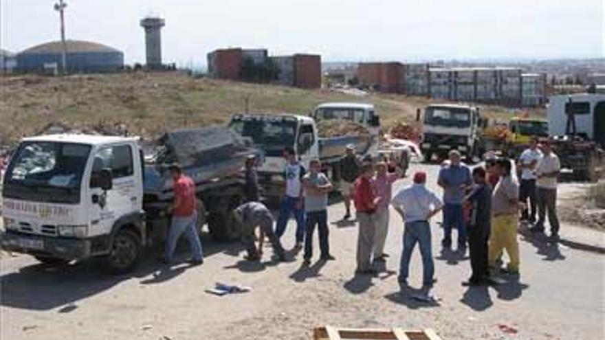 Camioneros exigen que se limpie el paso a la escombrera de las Cuestas