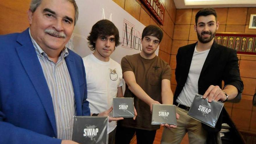 Aníbal Vázquez, a la izquierda, muestra el disco de &quot;Swap&quot; junto a Juan Ponte y los miembros del grupo.