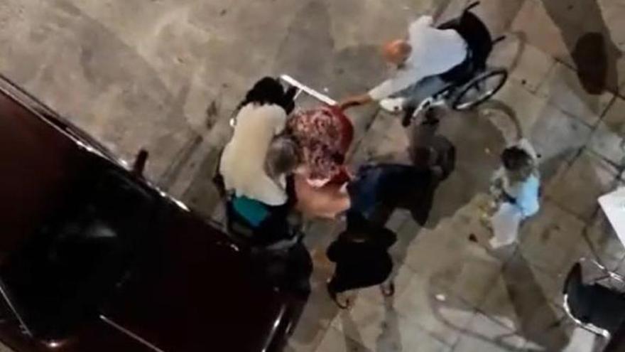 Nuevas imágenes del suceso en el bar O Pichiño de Os Mallos arollado por un coche