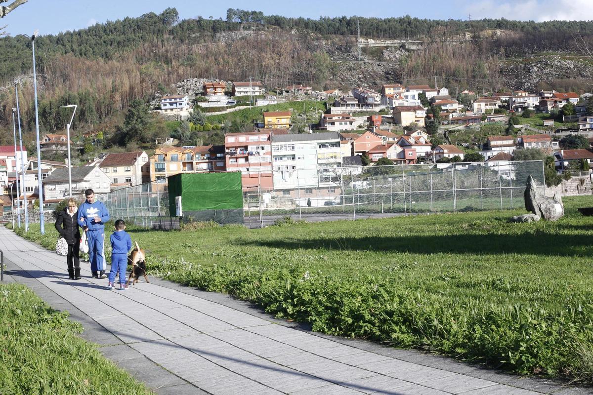 Estado actual de la zona verde en donde están las pistas de tenis.