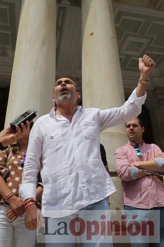 Cientos de personas protestan frente al Ayuntamiento de Cartagena por el pacto entre PP, PSOE y Cs