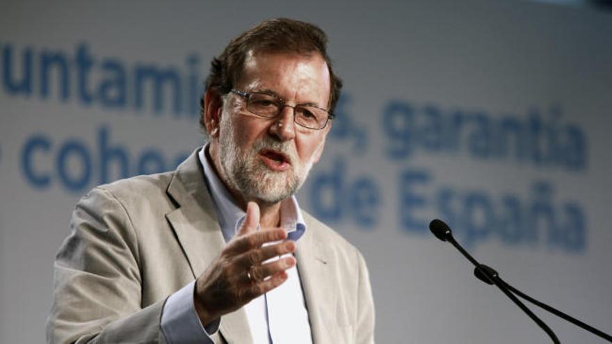 Rajoy: &quot;En democracia no llega más lejos quien más corre, sino quien no se desvía&quot;