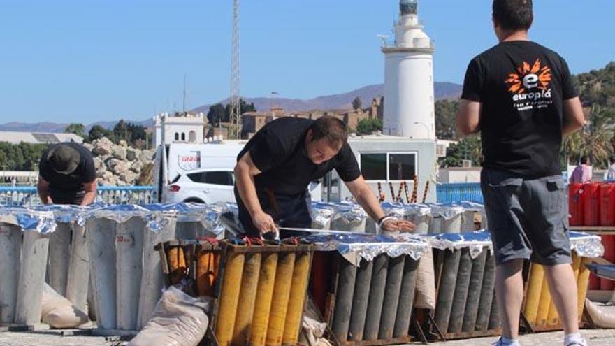 Preparativos, este mediodía, del espectáculo de fuegos artificiales de esta noche.