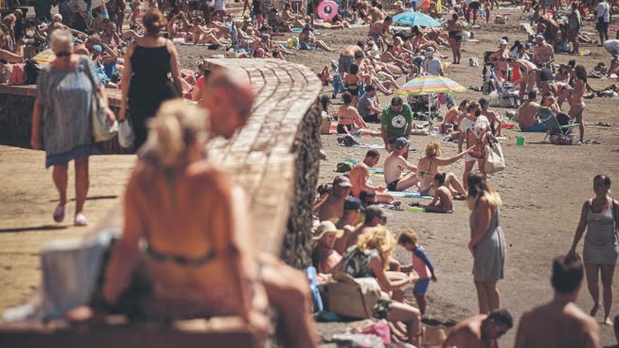 La playa de El Médano, abarrotada de personas, hace dos fines de semana.