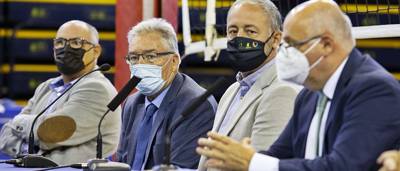 Juan Ruiz, presidente del Guaguas, junto al consejero Francisco Castellano, ayer, durante la presentación de la doble cita de la Supercopa en el Centro Insular.   | | LP/DLP