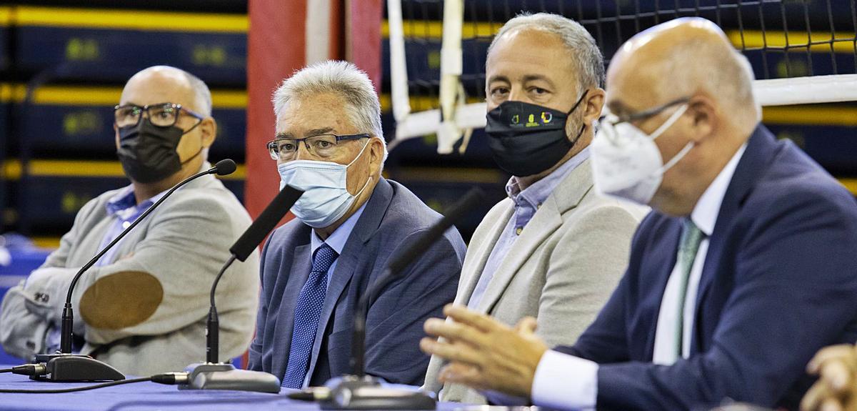 Juan Ruiz, presidente del Guaguas, junto al consejero Francisco Castellano, ayer, durante la presentación de la doble cita de la Supercopa en el Centro Insular. | | LP/DLP