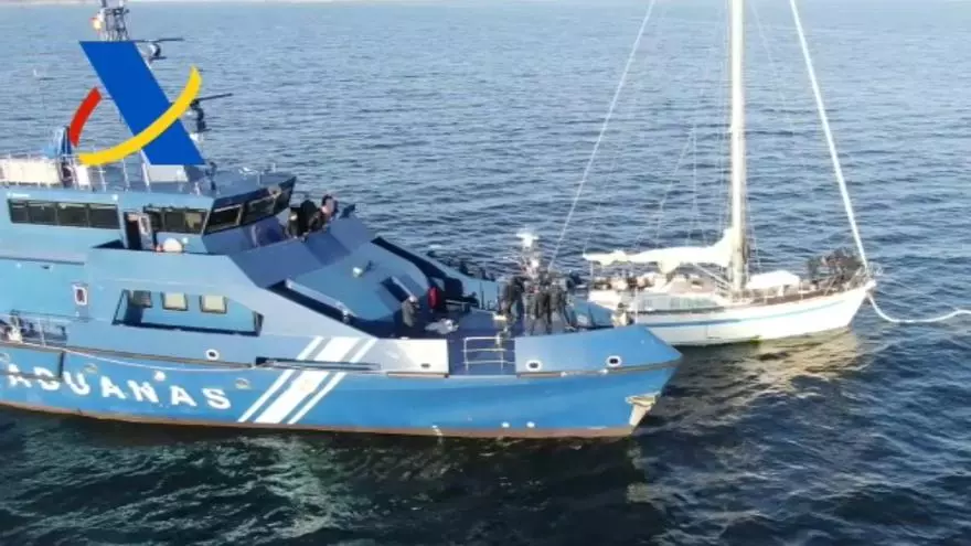 Llegada escoltada a Vigo del "narcovelero" con 2.500 kilos de cocaína.