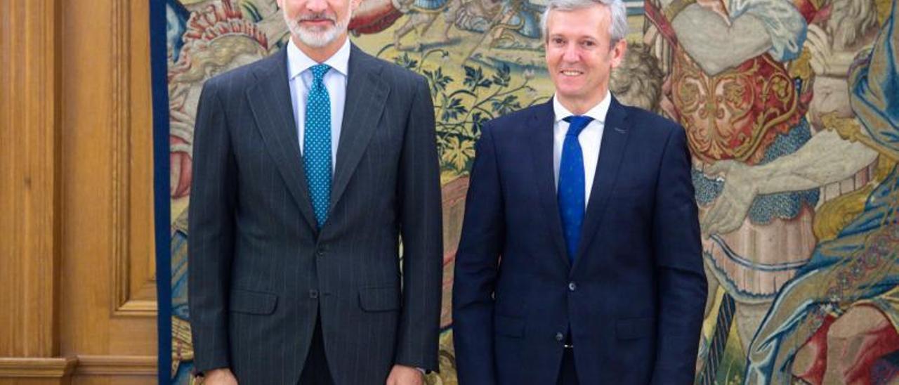 Felipe VI saluda a Alfonso Rueda en el Palacio de la Zarzuela. |   // GUSTAVO VALIENTE
