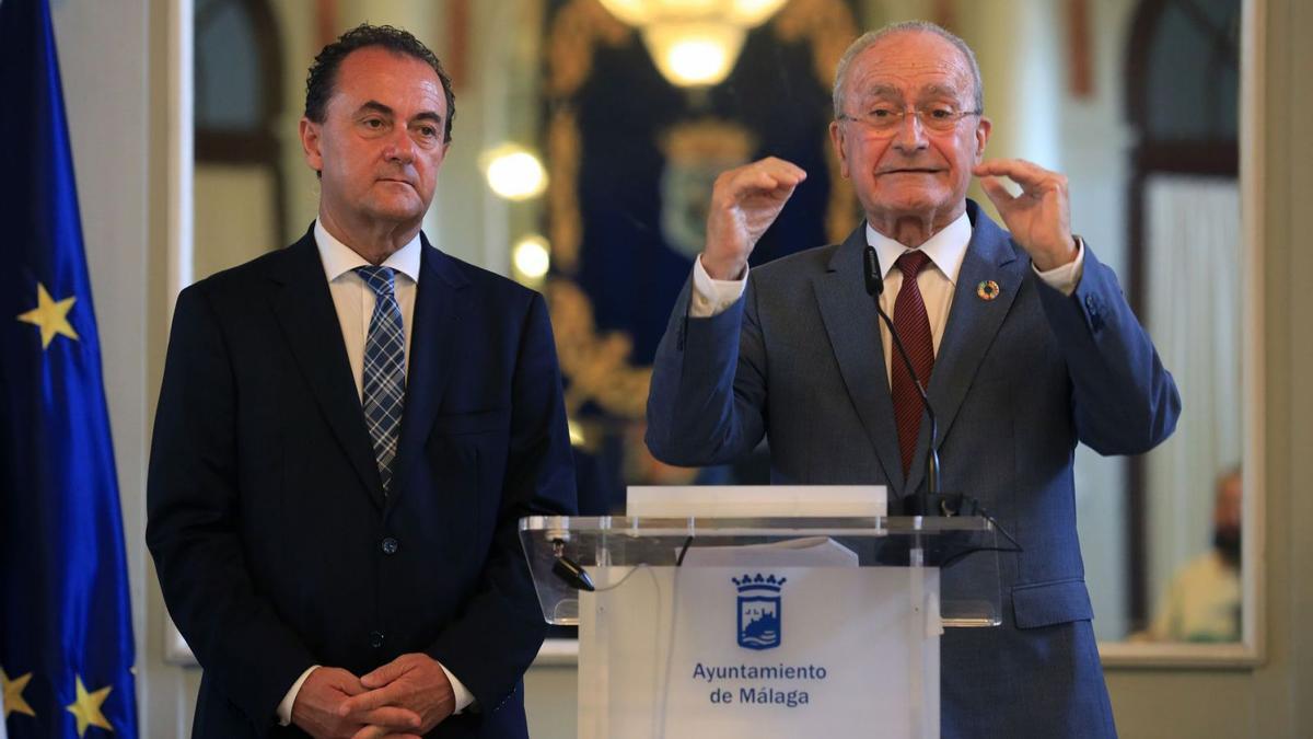 El alcalde, Francisco de la Torre; y el administración judicial del Málaga Club de Fútbol, José María Muñoz, comparecen en rueda de prensa.