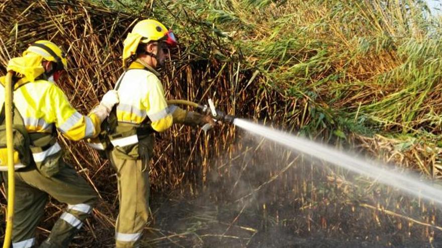 Los bomberos intentan sofocar uno de los incendios