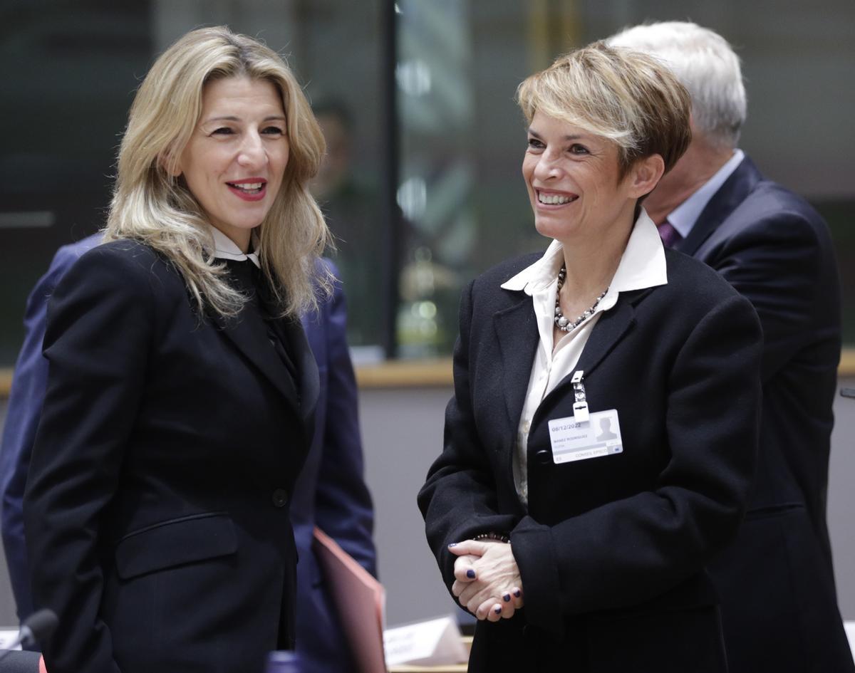 La vicepresidenta segunda del Gobierno y ministra de Trabajo, Yolanda Díaz, y la directora del Instituto Canario de Igualdad, Elena Manez Rodríguez.