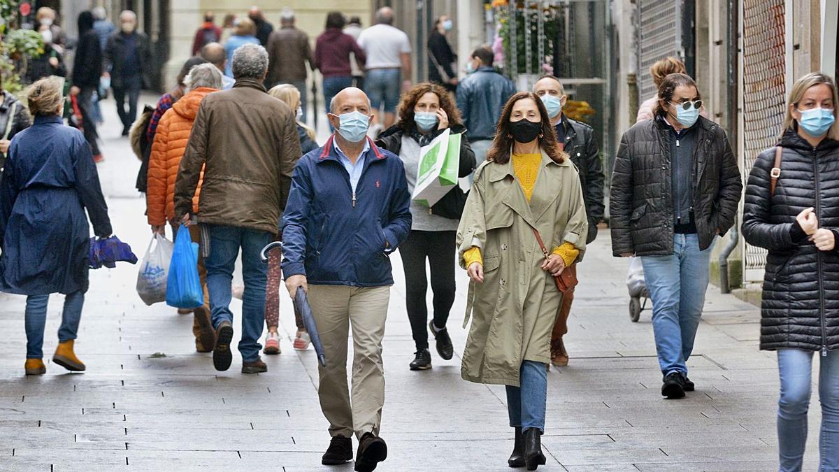 Personas paseando por el centro de pontevedra tras el primer fin de semana del cierre perimetral |   // RAFA VÁZQUEZ