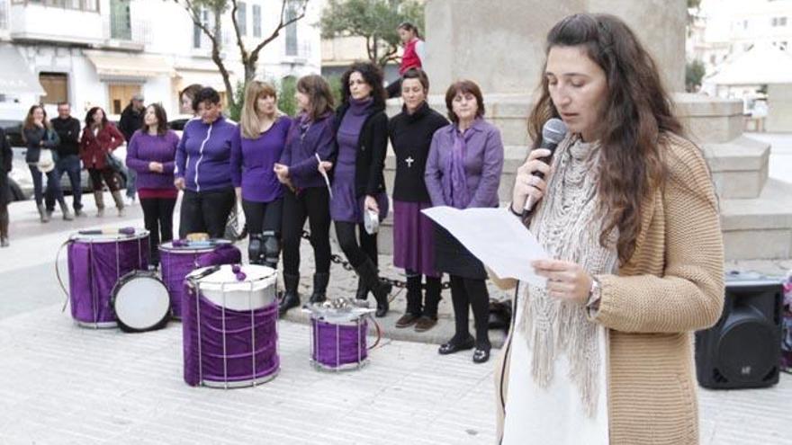 Beatriz Torreblanca, presidenta de la asociación, lee el manifiesto del Día de la Mujer Trabajadora.