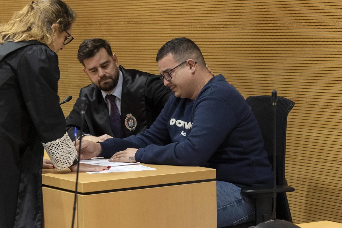 El acusado Abdelilah el F., junto a su letrado Roque Esteban García, durante la lectura del veredicto.