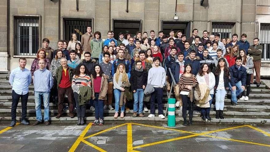 Profesores y participantes en la Olimpiada Asturiana de Física, ayer, en la Facultad de Ciencias de Oviedo.