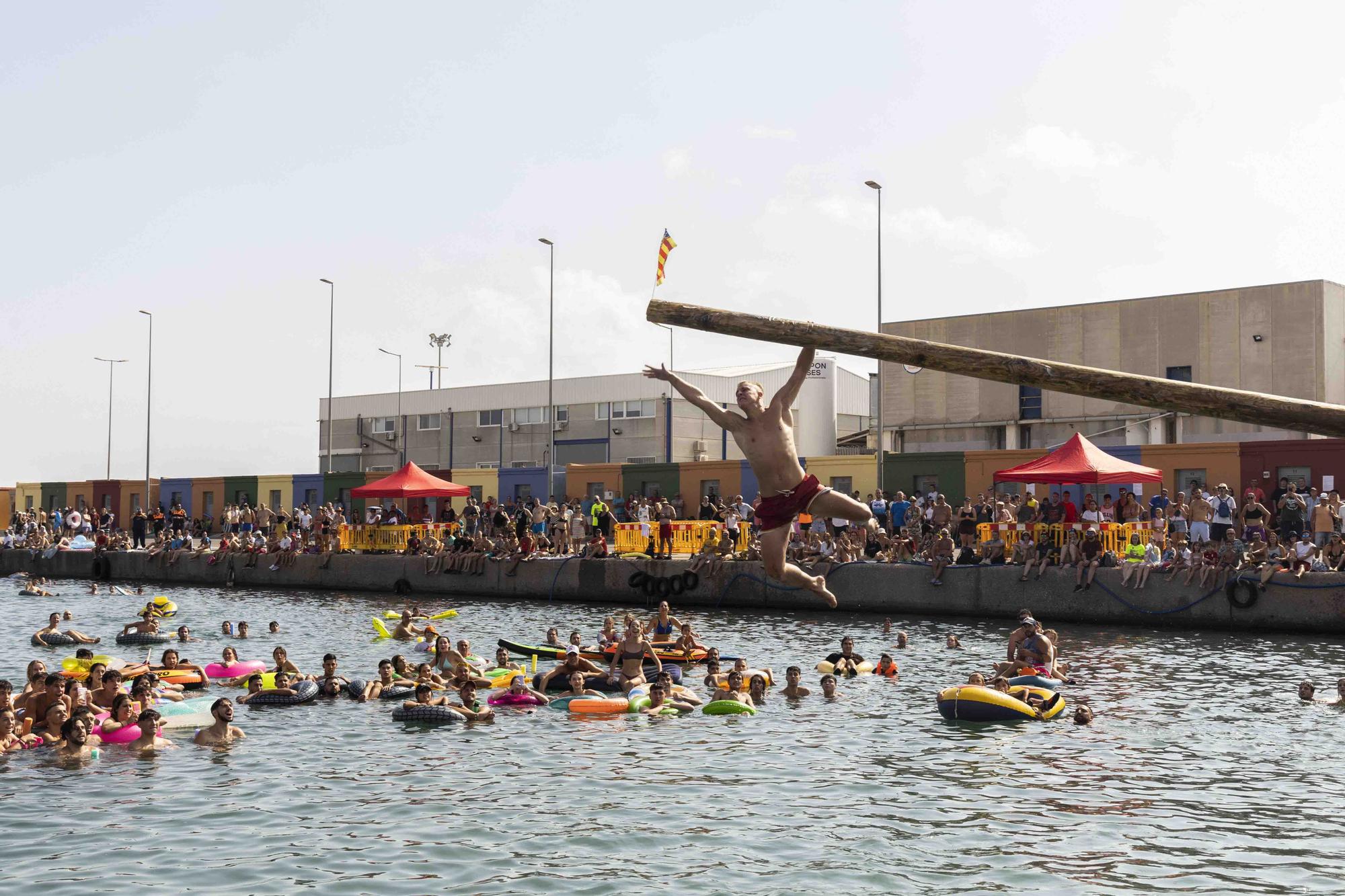 Las cucañas de Port de Sagunt: el palo engrasado