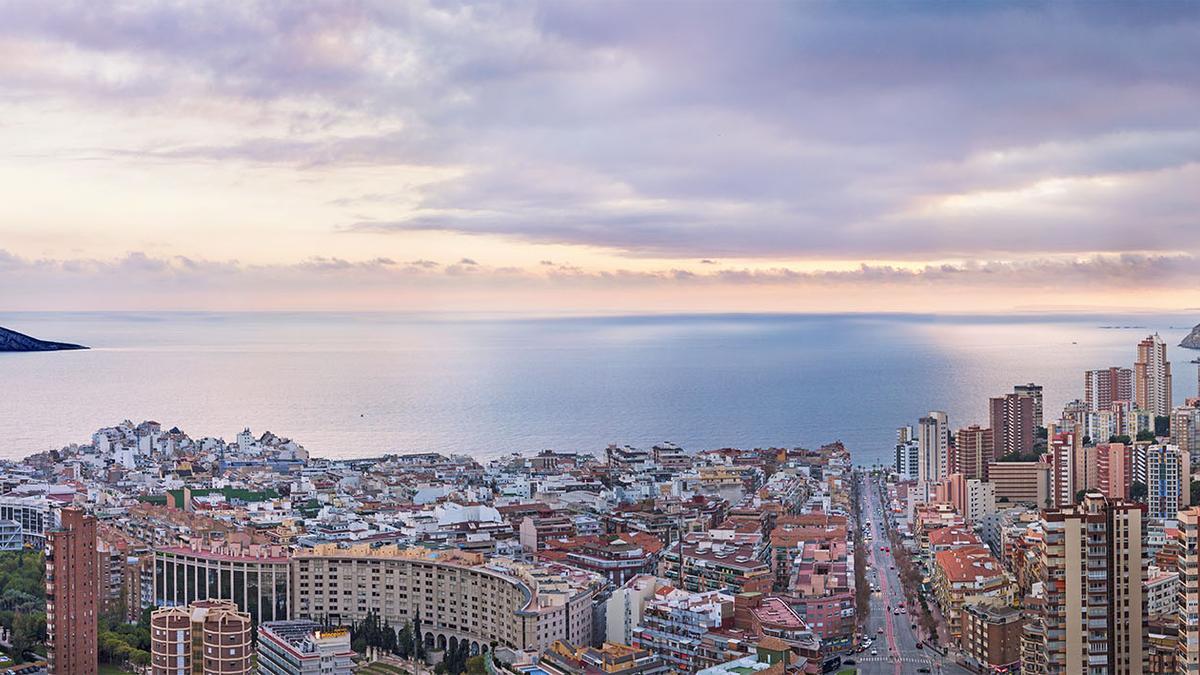 Benidorm destaca por su estilo cosmopolita, reflejando el perfil de una ciudad vertical con rascacielos.