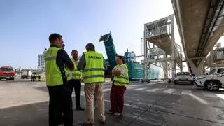 Zarpa con tres horas y media de retraso el primer barco con residuos de Ibiza hacia Mallorca